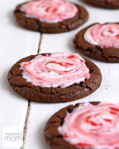 The perfect combination...chocolate and peppermint. This chocolate peppermint cookies recipe is bound to be a hit for the upcoming holidays. BONUS...it also freezes really well.